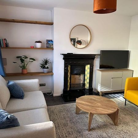 Apartamento Revamped Holywood Town Centre House Exterior foto