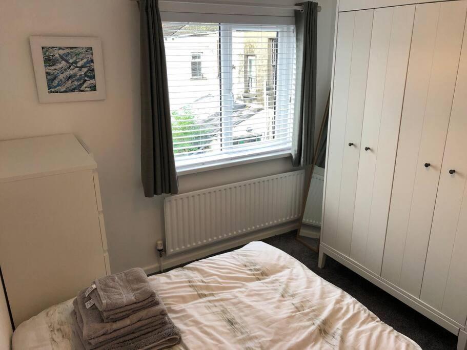 Apartamento Revamped Holywood Town Centre House Exterior foto