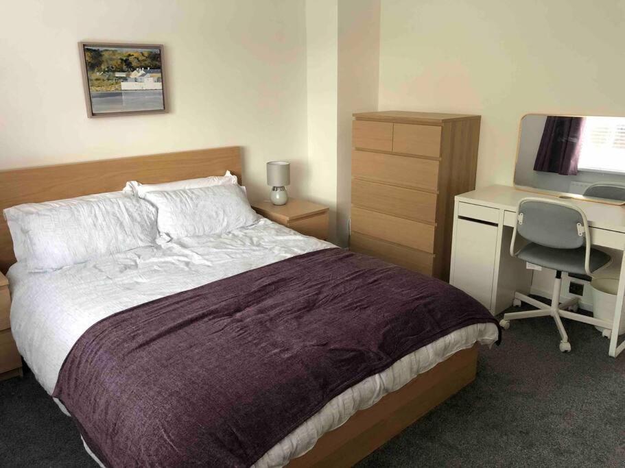 Apartamento Revamped Holywood Town Centre House Exterior foto