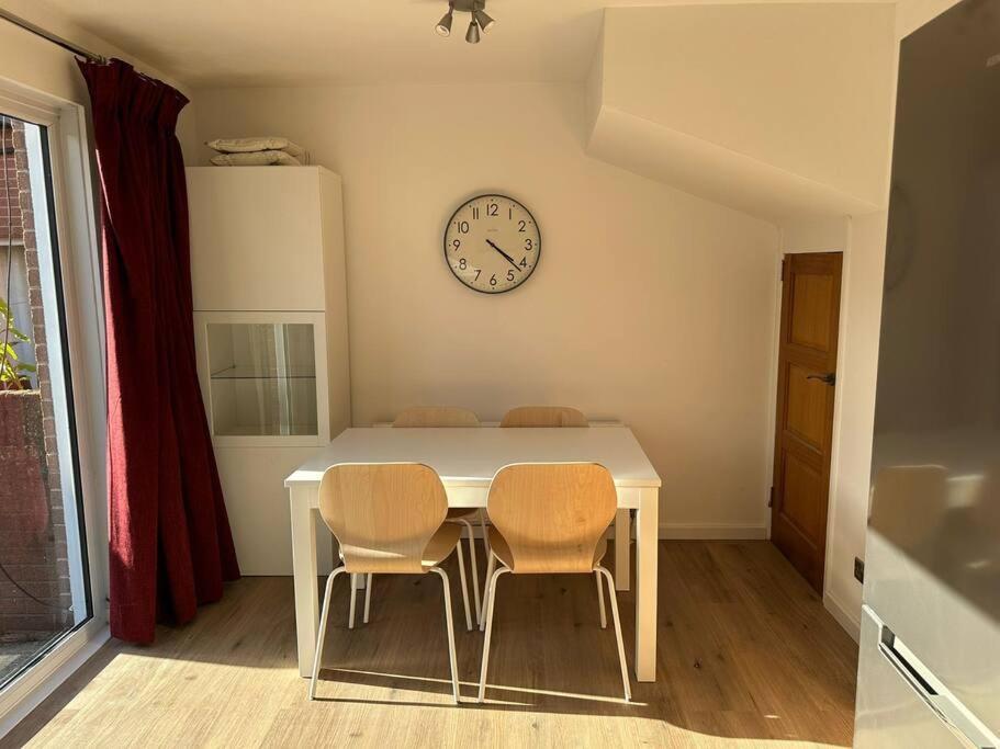 Apartamento Revamped Holywood Town Centre House Exterior foto