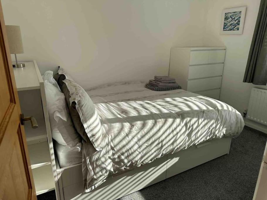 Apartamento Revamped Holywood Town Centre House Exterior foto