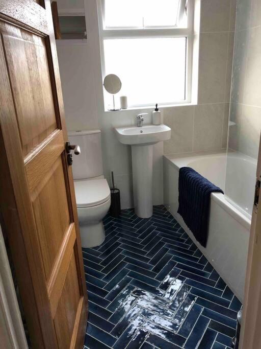 Apartamento Revamped Holywood Town Centre House Exterior foto