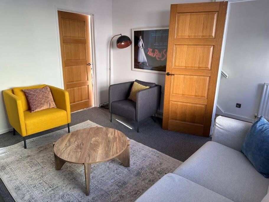 Apartamento Revamped Holywood Town Centre House Exterior foto
