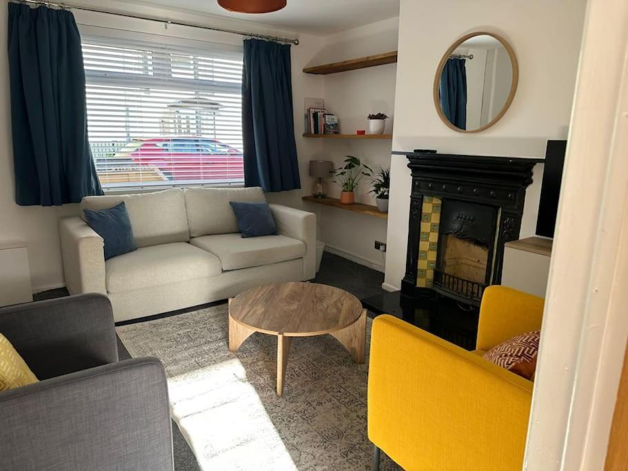 Apartamento Revamped Holywood Town Centre House Exterior foto